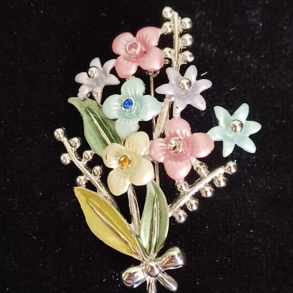 Jewelry - Bouquet of Flowers Brooch